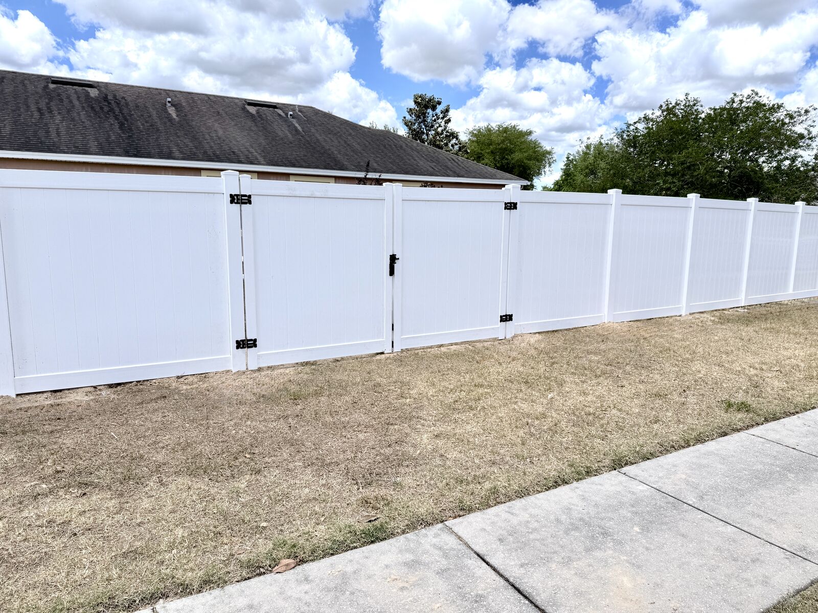 White vinyl privacy fence installed in Spring Hill, FL by Florida Friendly Fencing