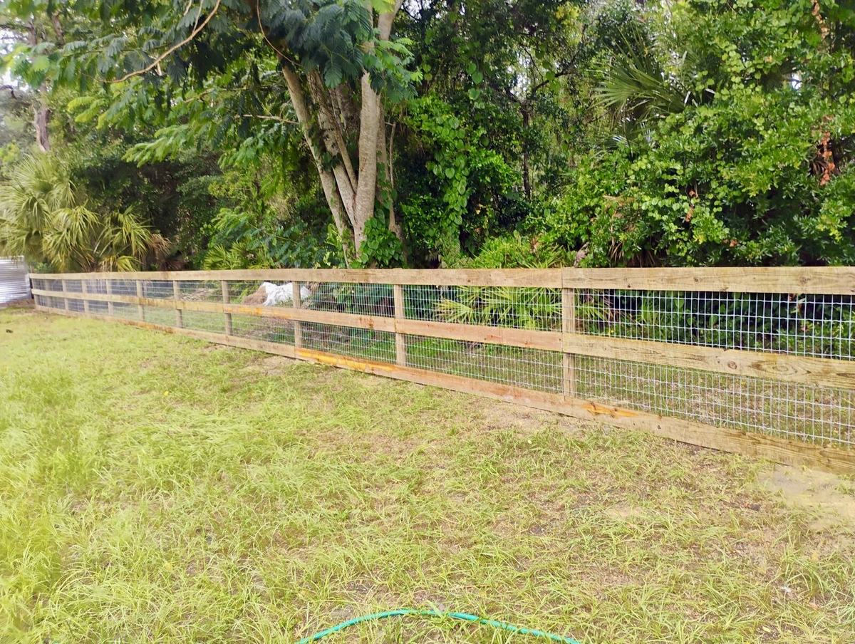 Long run of 3-board ranch rail with no-climb wire in Homosassa, FL