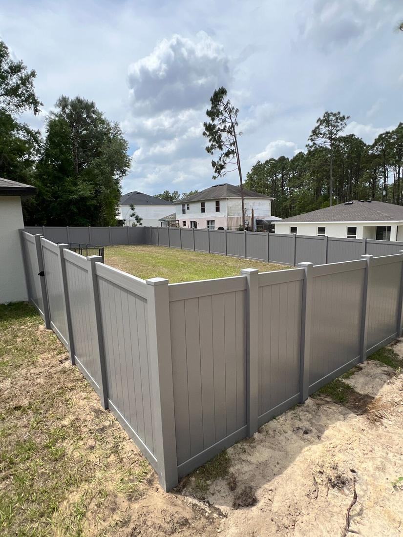 Gray vinyl privacy fence corner in Spring Hill, FL