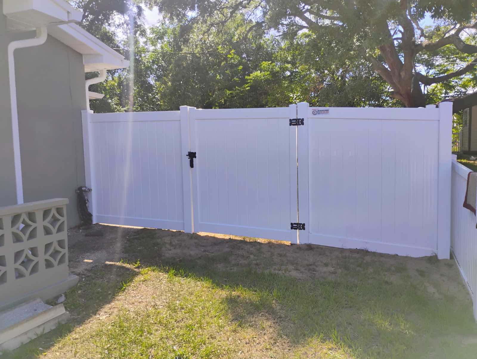 Vinyl Privacy in Spring Hill, FL | Florida Friendly Fencing white Vinyl Privacy installation by Florida Friendly Fencing in Spring Hill, Florida.