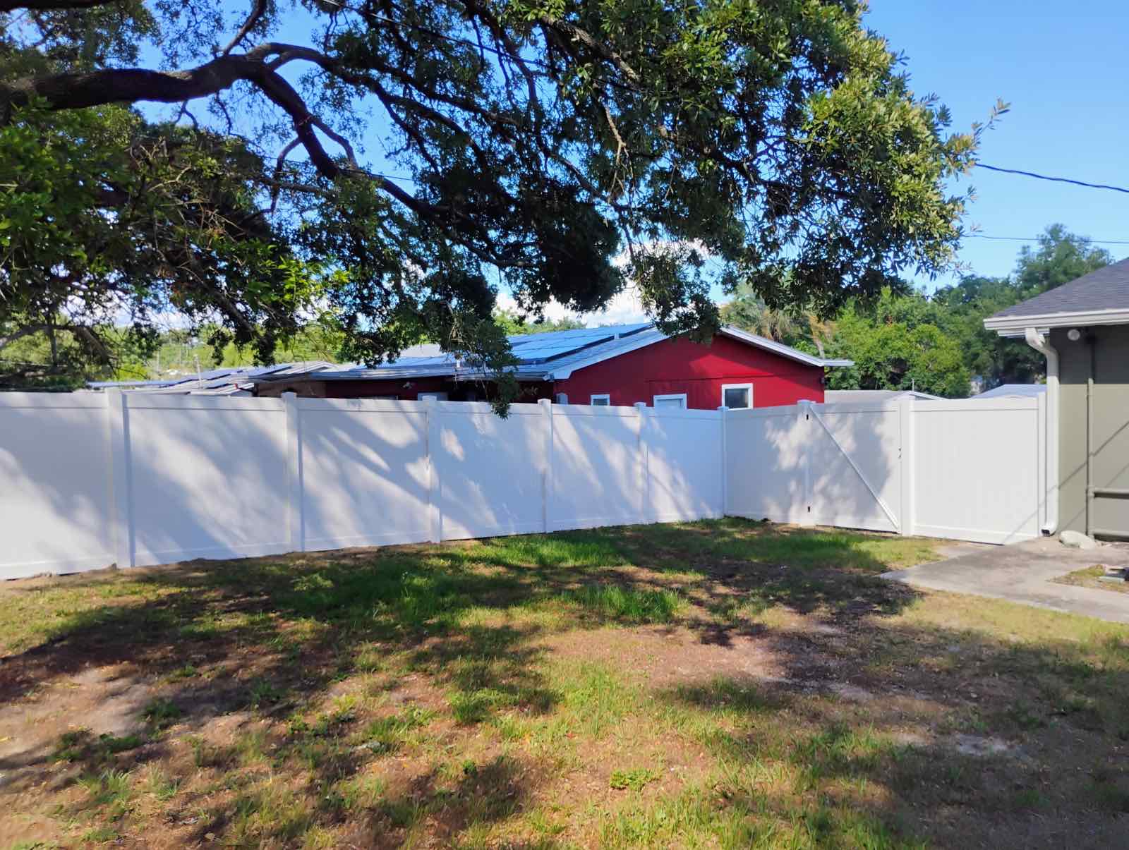 Vinyl Privacy in Spring Hill, FL | Florida Friendly Fencing white Vinyl Privacy installed in Spring Hill, Florida by Florida Friendly Fencing.