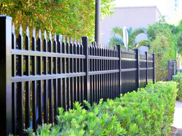 Black ornamental aluminum fence with spear top pickets