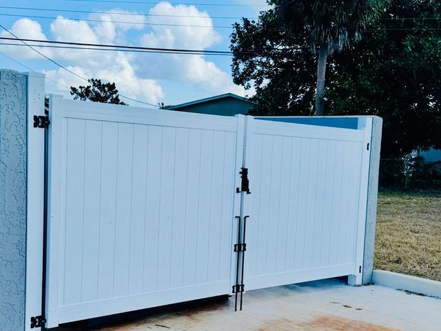 White vinyl dumpster enclosure in Brooksville, FL