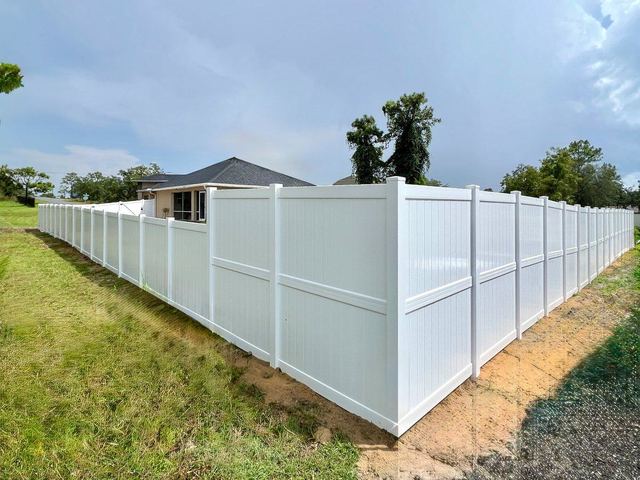 White vinyl privacy fence installed in Spring Hill, FL